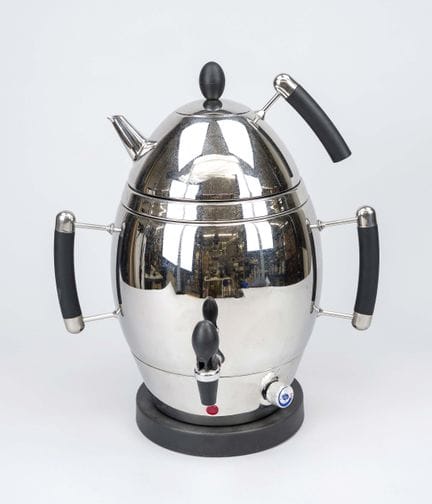 AMC 电动萨摩瓦尔，约2000年，不锈钢配塑料。带水壶的电加热元件，上方放置茶壶。总高42厘米