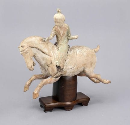 Caballo al galope con jinete, de estilo Tang, Chin