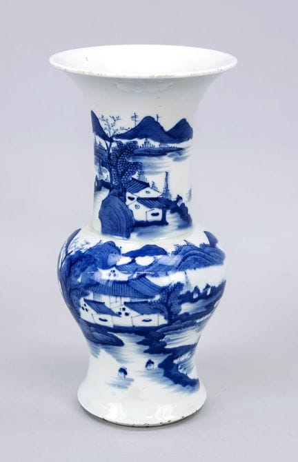 Jarrón azul y blanco con motivos paisajísticos, Ch