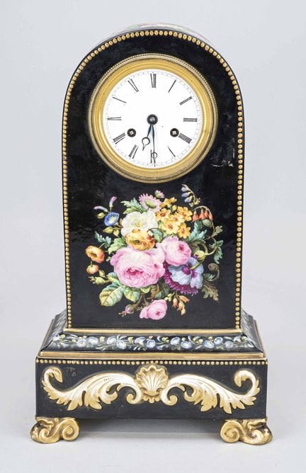 Reloj de mesa de porcelana negra, hacia 1840, pint