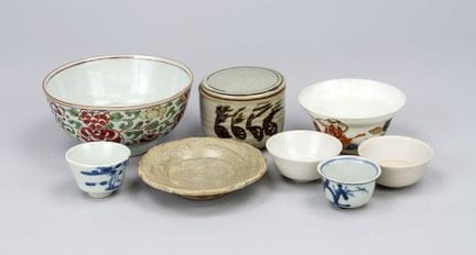 一套8件瓷器与陶器，产自中国和日本，明至清代。其中包括素釉、铁红彩及钴蓝彩器物，直径最大14厘米。