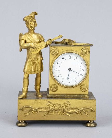 Pequeño reloj de péndulo de estilo Imperio con fig
