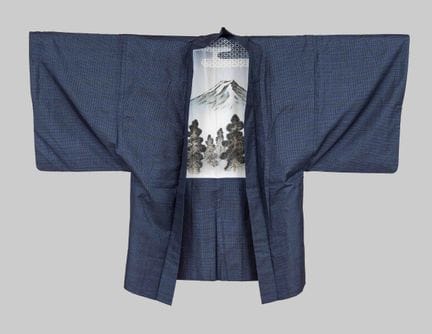 男士羽织（和服外套），日本，20世纪中叶，大岛丝绸。后背内侧饰有描绘富士山及书法作品的多色丝绸画，品