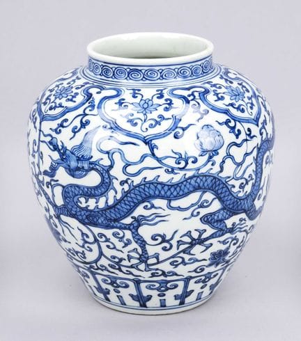 Jarrón azul y blanco con motivos de dragones, Chin