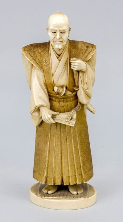 Scultura figurativa in avorio (Okimono) raffiguran