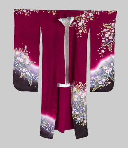 振袖（女性和服），日本，约1960年（昭和时期），深红色底上饰有花卉与藤蔓图案的友禅染真丝，品相良好