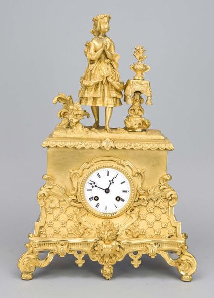 Reloj de péndulo con figuras de estilo Imperio, se