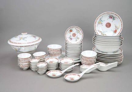 一套12人份餐具，中国，20世纪，由90余件组成。饰有佛教图案和吉祥纹样，边缘饰以铁红色镶边。所有器