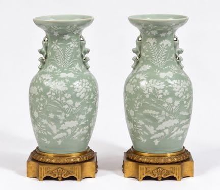 Rare paire de vases en porcelaine céladon, Longqua