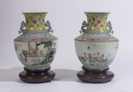 Paire de vases chinois à panse globulaire des anné