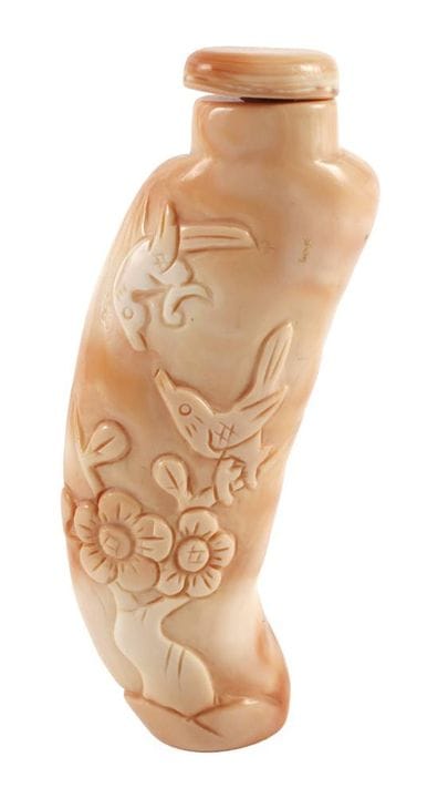Snuff bottle 
China, 20th century, unmarked, a sle