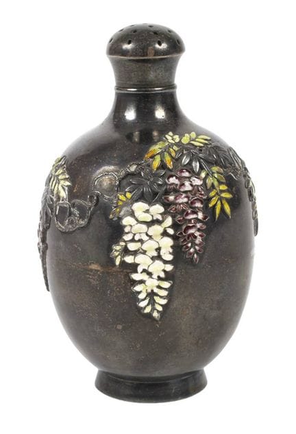 Chinese perfume bottle
circa 1900, signed on the u