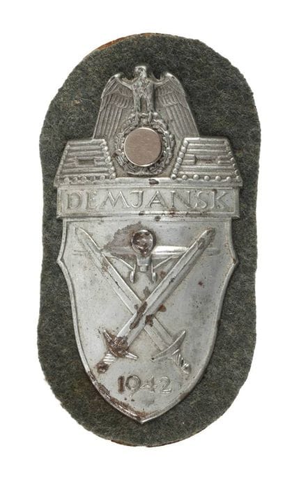 Insigne de Demjansk
En fer estampé et revêtu, mont