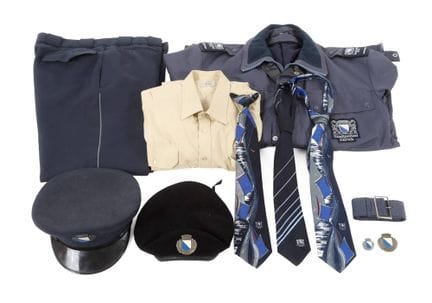 苏黎世市警察局警服
20 世纪中期，米色衬衫；深灰色布料、浅灰色滚边的长裤，长约 98 厘米；冬季夹