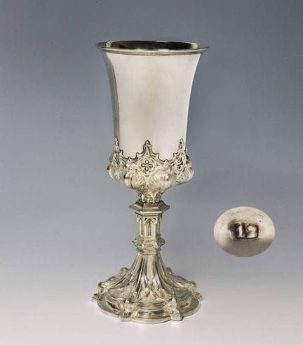 Coupe néogothique en argent, datée de 1870

Argent