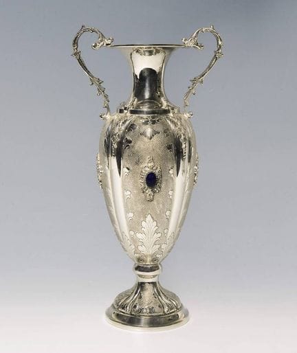 Vase à anse en argent

Argent 800, cabochons bleu 