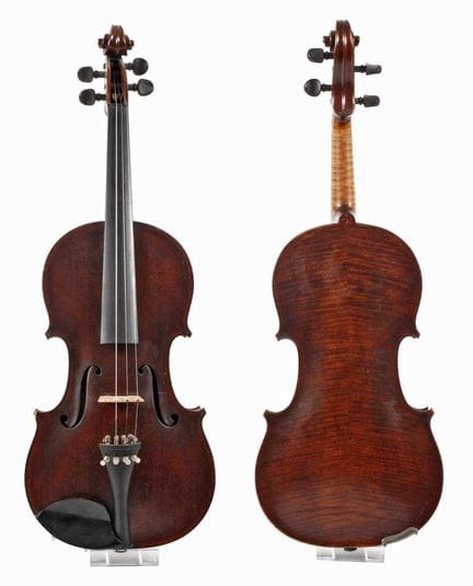 Violon dans son étui
avec une annotation sur un bo