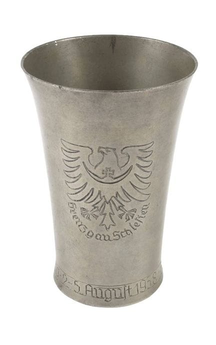 Tasse en étain du IIIe Reich
portant l'inscription