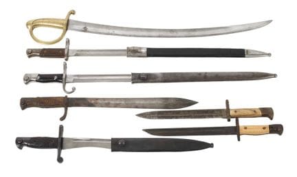 军刀和刺刀套装
共七件，其中包括西班牙M 1941型刺刀，楔形刀身，托莱多制造，护手杆配有封闭式刀口
