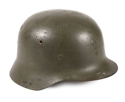 西班牙钢盔
M 42/79 型，盔体涂有野灰色漆，前方设有用于佩戴西班牙军队徽章的金属扣片，内衬由皮