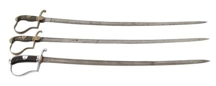 三把军刀
萨克森骑兵军刀，约1880年， 楔形刀身，双面凹槽，两侧均饰有花纹，蚀刻有军事战利品及萨克