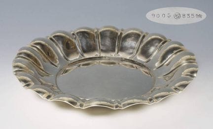 Grand plat allemand en argent

Argent 835, forme é