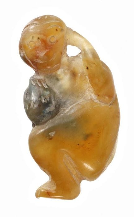 Figurative agate carving
of unknown age, a seated 