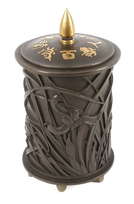 Fine lidded box 
circa 1900, with a double mark on
