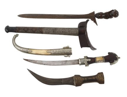 三把来自远东和非洲的冷兵器
约1900年，其中包括一把克里斯刀，全大马士革钢刀身，雕有迦楼罗造型的木