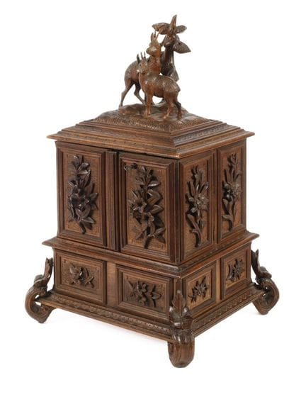 Boîte à bijoux de Brienz
vers 1900, noyer massif, 