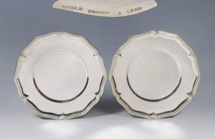 Paire d'assiettes de présentation en argent, Heinr