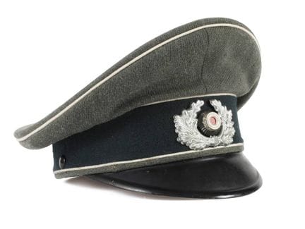 二战时期遮阳帽
供步兵士兵和下士使用，灰绿色布料配白色滚边，深绿色饰条，金属帽徽， 鹰徽和下巴带缺失