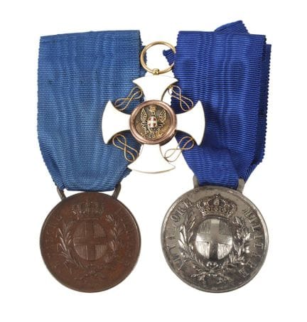 Ensemble d'ordres italiens
dont une Croix de Comma