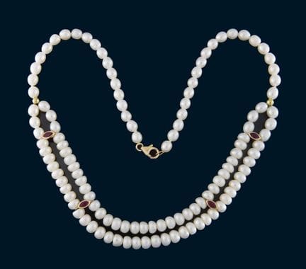 Collier de perles avec rubis sertis dans une montu