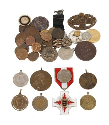 Lot de médailles et d'insignes
De l'Empire à l'épo