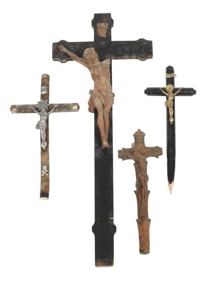 Ensemble de crucifix
XVIIIe/XIXe siècles, bois scu