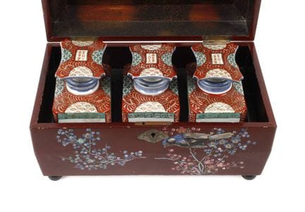 Lacquered tea box
circa 1900, chest-shaped body in