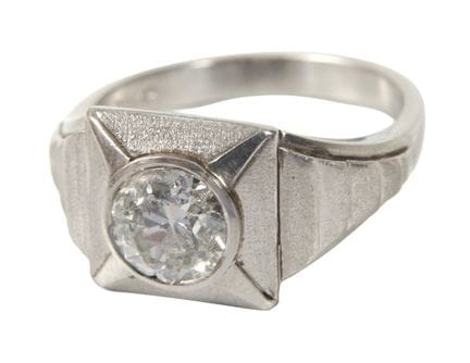 Anillo de platino con un diamante brillante de apr