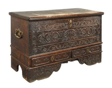 Cofre con tapa plana tallada, 1807
, roble macizo,