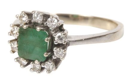 Anillo de mujer con esmeralda y diamantes
hacia 19