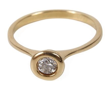 Anillo solitario con diamante 
de época moderna, d