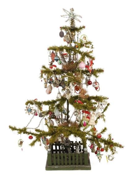 Grand sapin en bois avec décorations de Noël
princ