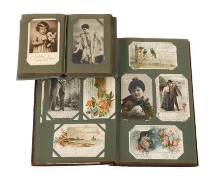 Deux albums de cartes postales « kitsch »
d'avant 