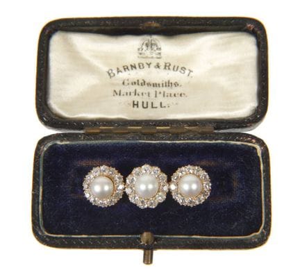 Broche con perlas y diamantes
hacia 1920-1930, oro