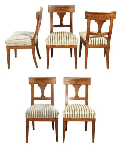 Satz von fünf Stühlen Biedermeier
um 1830, Nussbau