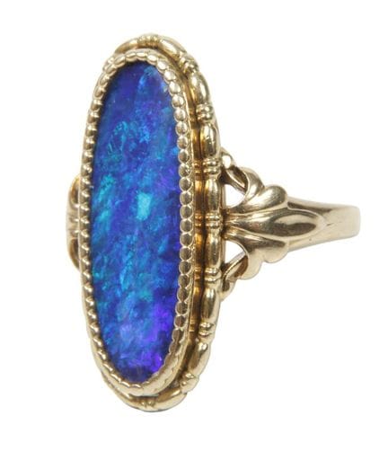 Anillo de mujer con ópalo precioso
Primera mitad d