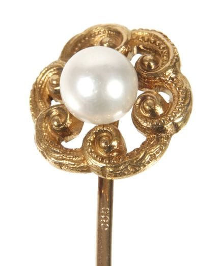 Alfiler de corbata con perla
hacia 1930, oro amari