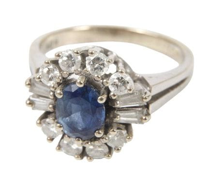 Anillo de mujer con zafiro y diamantes
hacia 1970,
