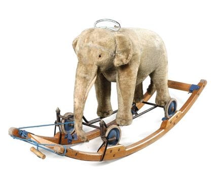 Eléphant Steiff comme monture sur roues avec bascu