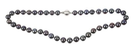 Collar de perlas oscuras
de época moderna, cierre 